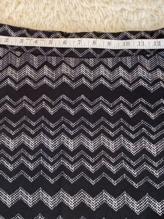 Size Small Women’s Black & Cream Pull-On Skirt - Picture 3 of 4